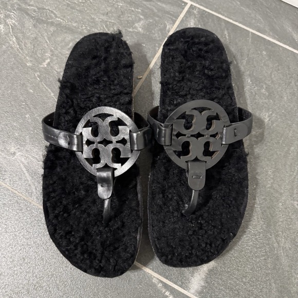 Tory‎ Burch Miller Cloud Shearling Medallion Thong Sandals Size 7 Black Casual - Picture 3 of 6
